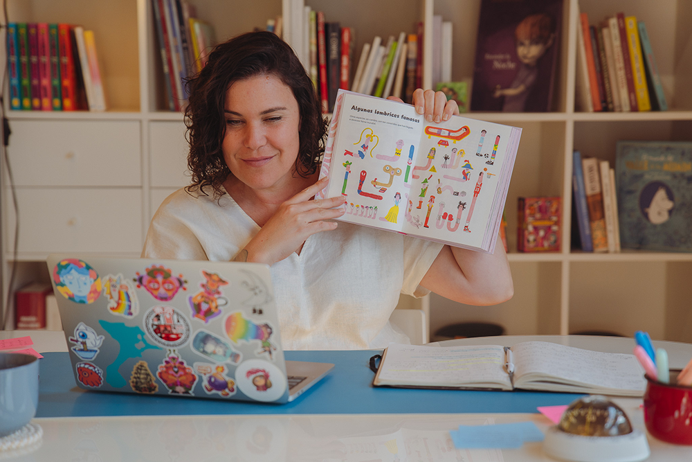 Ío Bru, mentora e ilustradora, creadora de Ilustrando Dudas